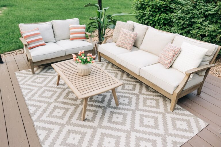 How to Choose the Perfect Outdoor Rug?