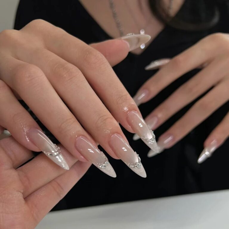 20 Seriously Stunning White Winter Nails You’ll Be Obsessed With