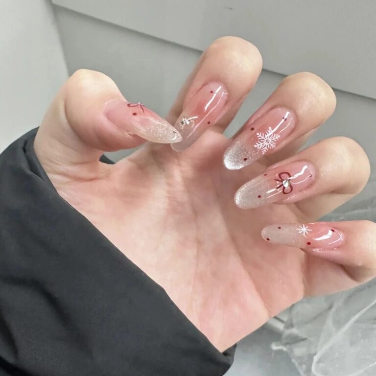 46 Glittery & Glam Christmas Nails That Bring All the Festive Vibes
